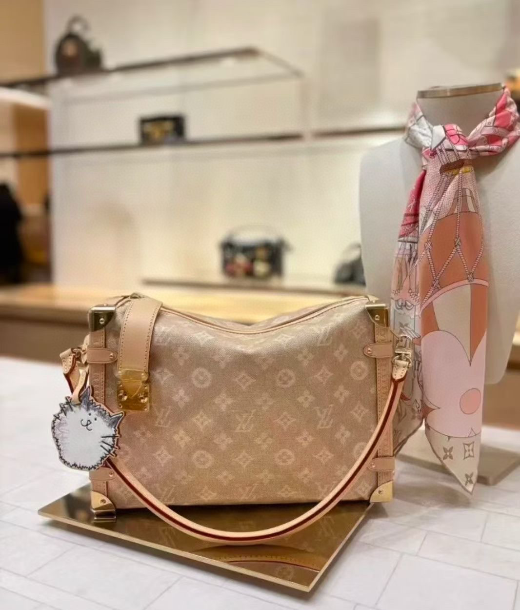 Louis Vuitton LV Classic Bucket Bag Premium Canvas Multiple Compartments Everyday Carry Luxury Designer